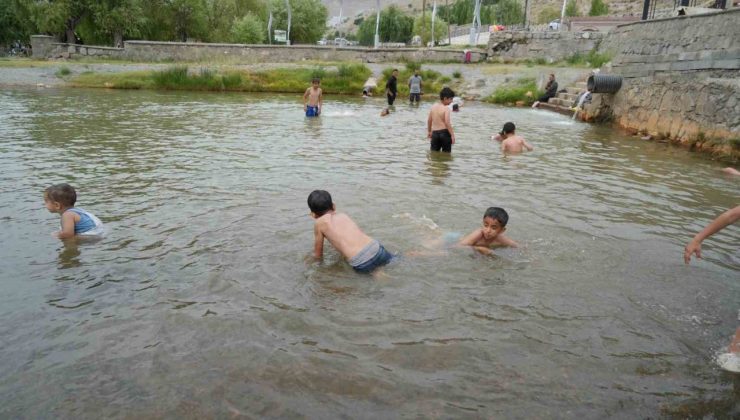 Sıcaktan bunalan çocuklar havuzda serinledi