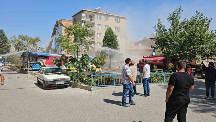 Sındırgı’da depremde ağır hasar gören binalar yıkılmaya devam ediyor