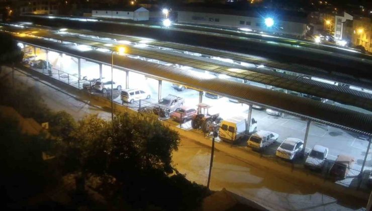 Sındırgı’da meydana gelen 4.8 büyüklüğündeki deprem kamerada