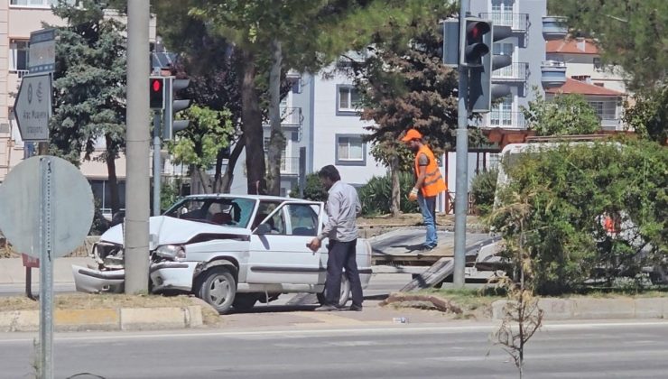 Sinop’ta otomobil aydınlatma direğine çarptı: 1 yaralı