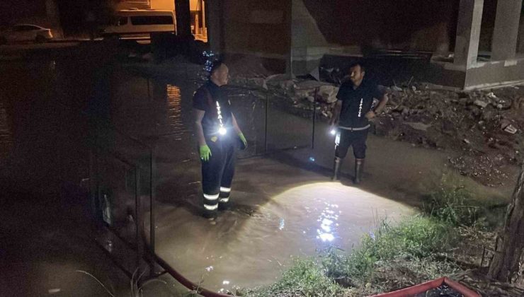 Sivas’ta ana hat su borusu patladı, belediye ekipleri müdahale etti