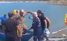 Su almak için indiği barajdan kalkamayan eğitim uçağındaki pilotları çiftçi teknesiyle kurtardı