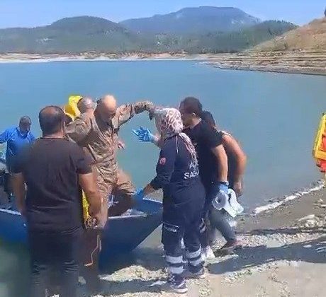Su almak için indiği barajdan kalkamayan eğitim uçağındaki pilotları çiftçi teknesiyle kurtardı
