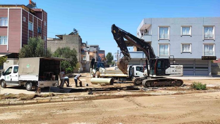 Su borusu patladı, mahalleyi su bastı
