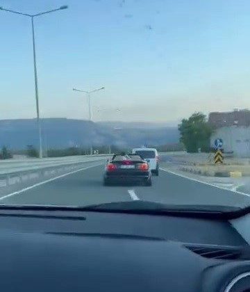 Sürekli şerit değiştirip trafiği tehlikeye attılar