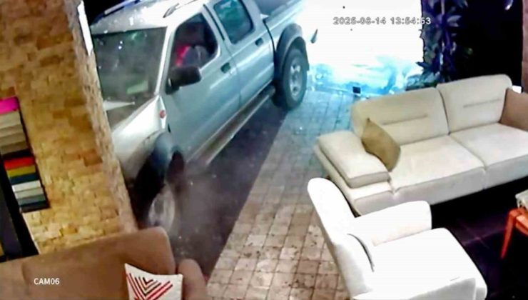 Sürücünün tansiyonu düştü, araç önündeki araca çarpıp mağazaya daldı