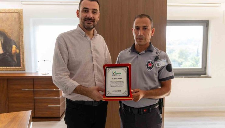 Tarihi köprüden atlama girişimine engel olan güvenlik görevlisine plaket
