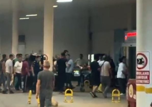 Tarlaya acil iniş yapan yangın söndürme uçağı pilotu hastaneye böyle getirildi