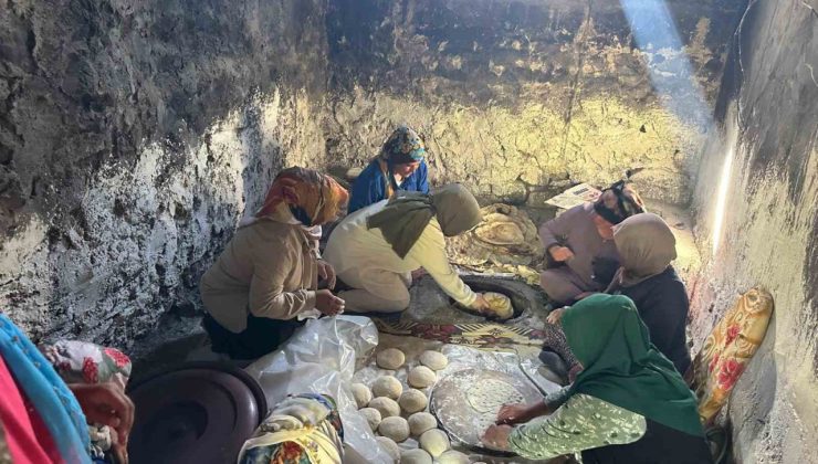 Taşlıçay Kaymakamı Kılıç, köy ziyaretinde tandır ekmeği pişirdi