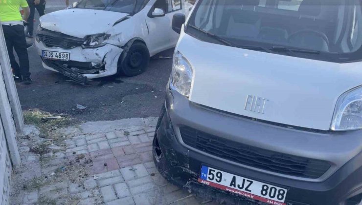 Tekirdağ’da otomobil hafif ticari araçla kafa kafaya çarpıştı: 1 yaralı