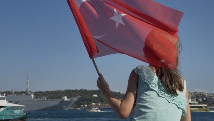 ’TEKNOFEST Mavi Vatan’da 9 geminin Boğaz’dan geçişine vatandaşlardan yoğun ilgi