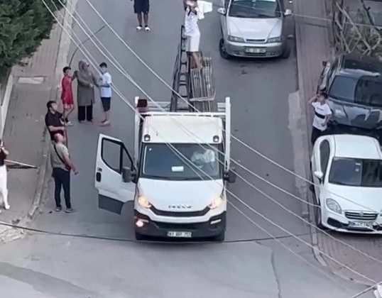 Tele takılarak mahsur kalan güvercini böyle kurtardılar