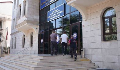 Temizlik personelleri buldukları cüzdanları polise teslim etti