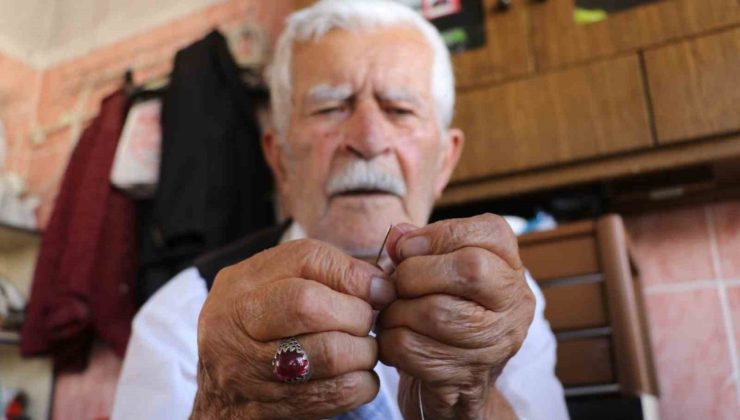 Terzilik mesleğini 80 yıldır sürdüren yaşlı adam: ’’Dükkânı açmazsam hasta olurum’’