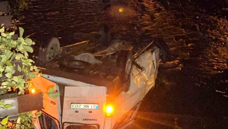 Trabzon’da minibüs dereye uçtu: 3 yaralı