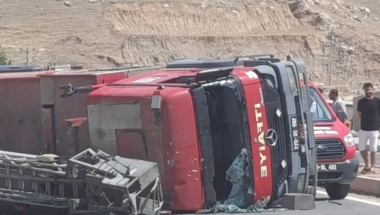Trafik kazası geçiren itfaiye erleri yaralı halde yangına müdahale etti