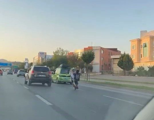 Trafikte motosikletiyle akrobasi yaptı