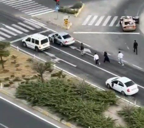 Trafikteki tartışma kameralara yansıdı