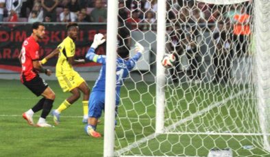Trendyol Süper Lig: Gençlerbirliği: 0 – Fenerbahçe: 3 (İlk yarı)