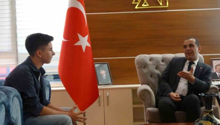 Türk bayrağı hassasiyetiyle yürekleri ısıtan çocuk: “Her gördüğüm bayrağı düzeltiyordum”