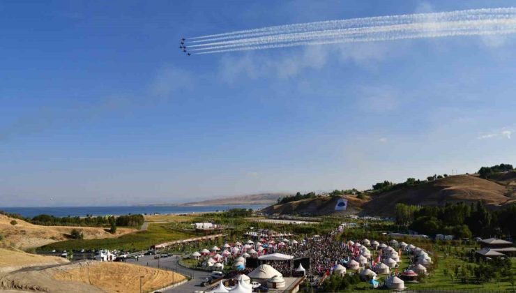 Türk Yıldızları’nın gösterisi nefes kesti