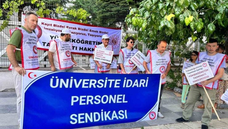 Üniversite idari personeli eylem yaptı