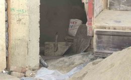 Üzerine kum dolu inşaat kovası düşen işçi ağır yaralandı