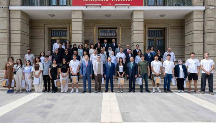 Vali Aksoy YKS’de derece yapan öğrencilerle buluştu
