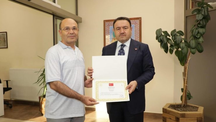 Vali Işın, emekli olan polis memuruna hizmet belgesini verdi