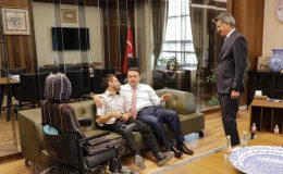 Vali Musa Işın, engelli vatandaşı makamında kabul etti
