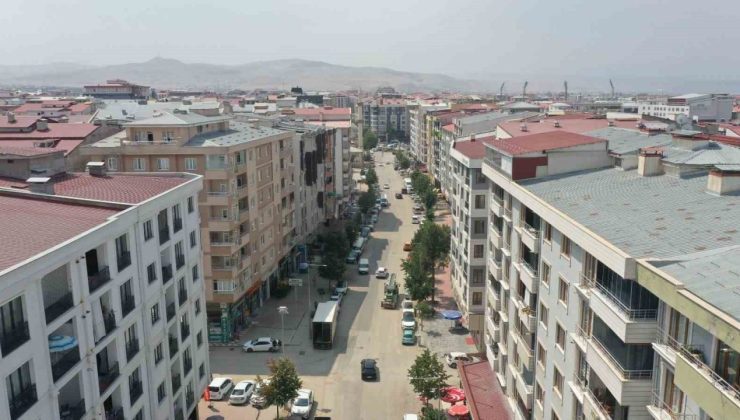 Van Büyükşehir Belediyesi Suvaroğlu Caddesi’ni yeniliyor