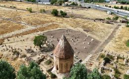 Van Valisi Balcı, Selçuklu Mezarlığı’ndaki çalışmaları inceledi