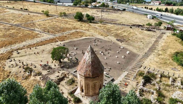 Van Valisi Balcı, Selçuklu Mezarlığı’ndaki çalışmaları inceledi