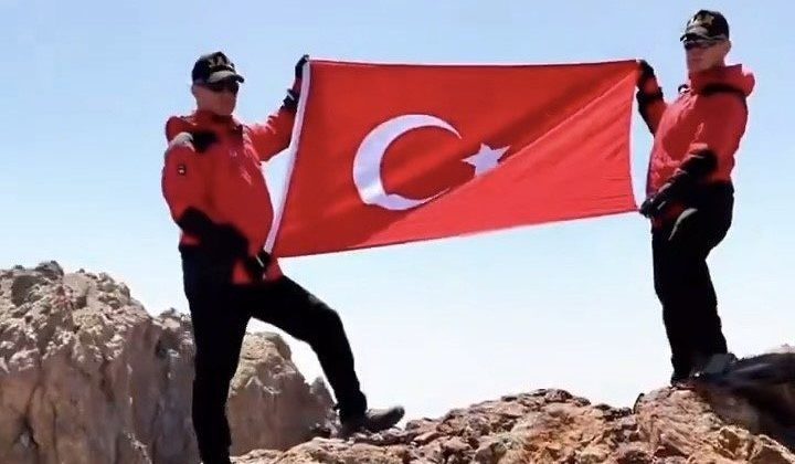 Van’da JAK ekipleri Erek Dağı zirvesinde Türk bayrağını dalgalandırdı