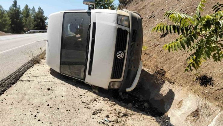 Viraja hızlı giren minibüs şarampole devrildi: 1 yaralı