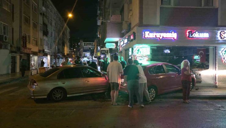 Yalova’da çarpışan iki otomobil kuruyemiş dükkanına girdi