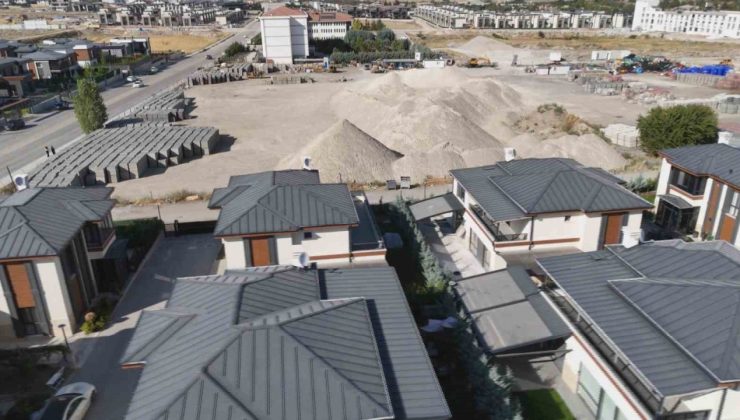 Yerleşim yerinde kurulan hafriyat deposu mahalle sakinlerini isyan ettirdi