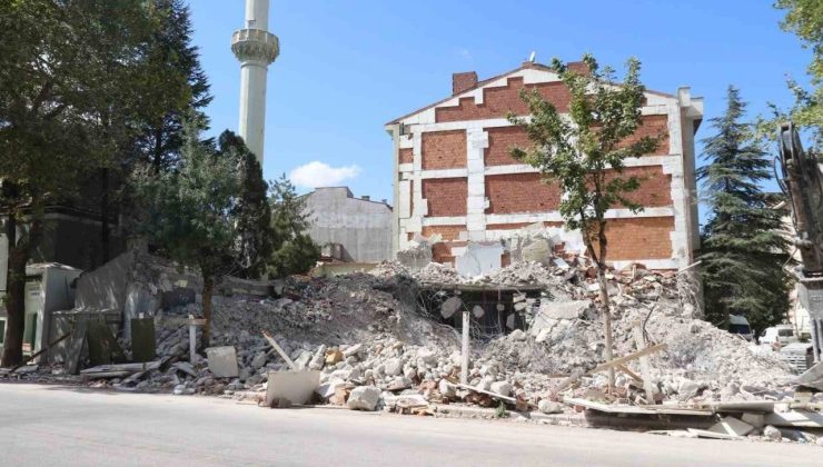 Yıkılan binanın molozları cami bahçesine döküldü