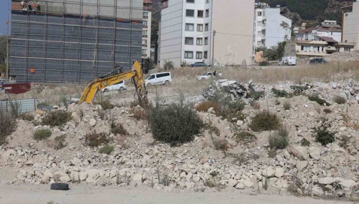 Yıktığı binanın altında kalmaktan saniyelerle kurtuldu, korku dolu anlar kamerada