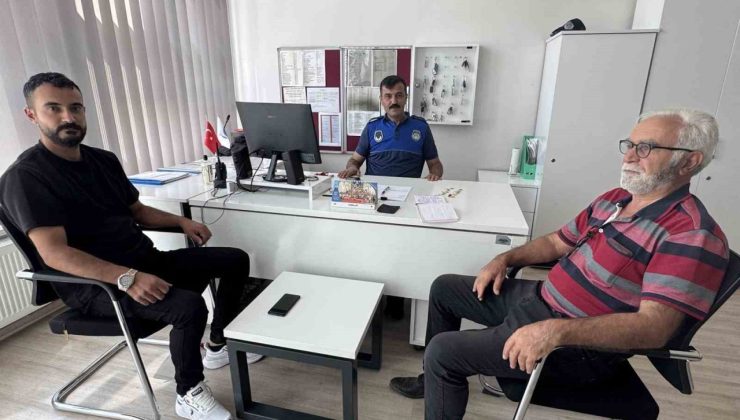 Yol kenarında bulduğu altınları sahibine teslim etti