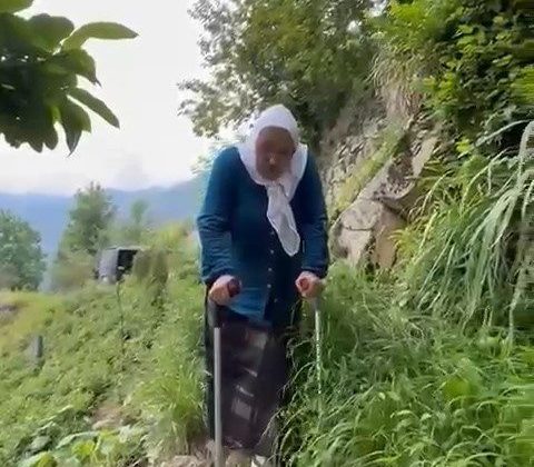 Yolu olmayınca 400 metre patika yoldan koltuk değnekleri ile yürüyor