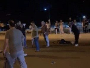 Yolun karşısına geçmeye çalışan anne ve kız çocuğuna otomobil çarptı