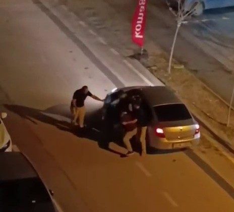 Yolunu kestikleri sürücüyü araçta darp ettiler