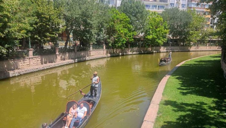 Yüksek sıcaklıklara rağmen turistler gondollardan vazgeçmedi