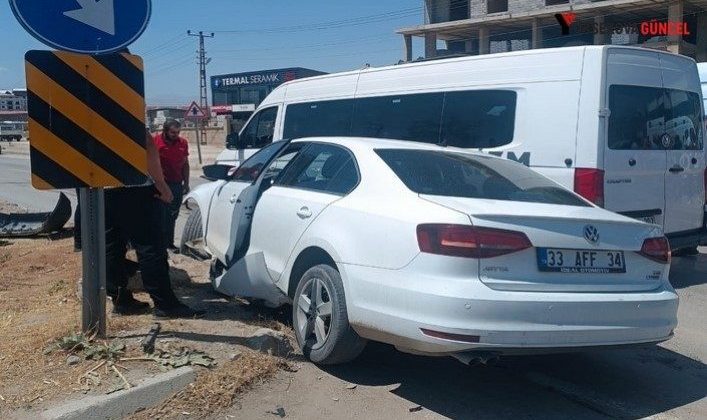 Yüksekova’da iki araç kafa kafa çarpıştı: 2 yaralı