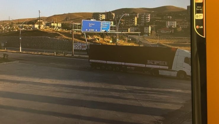 Yüksekova’da sinyalizasyon direğine çarpan tır güvenlik kamerasına yansıdı