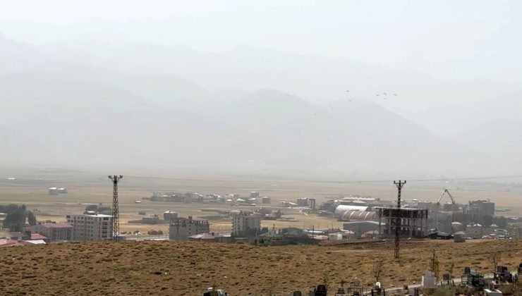 Yüksekova’da toz taşınımı etkili oldu