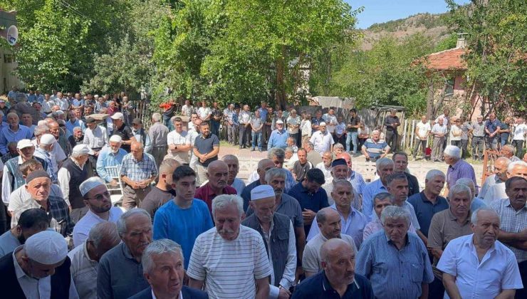 Yüzlerce vatandaş yağmur için ellerini semaya açtı