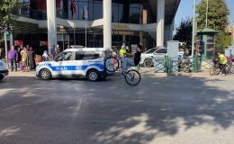 Zafer Bayramı kutlamalarında polisin gözü önünde bisikletiyle tek teker kaldırdı