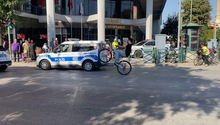 Zafer Bayramı kutlamalarında polisin gözü önünde bisikletiyle tek teker kaldırdı
